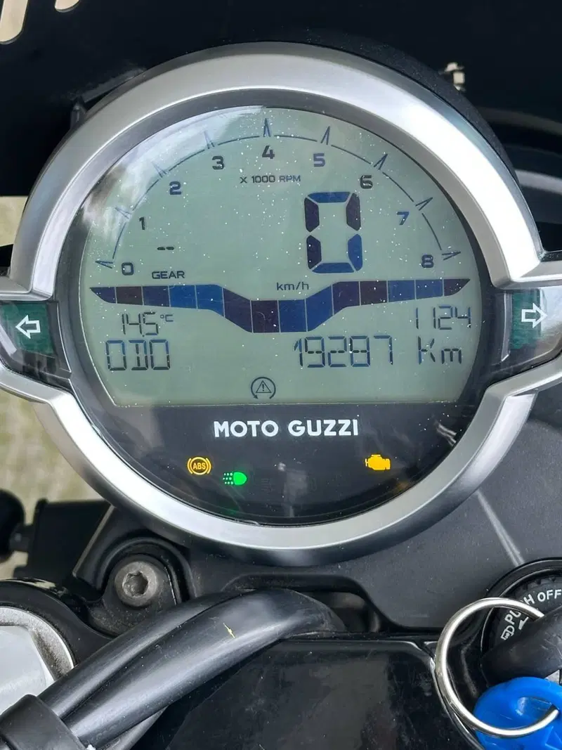 Moto Guzzi V7 Stone (2021 - 24) (14)
