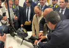 Il ministro Salvini: “Casco, targa e assicurazione per i monopattini. Per il bene di tutti”