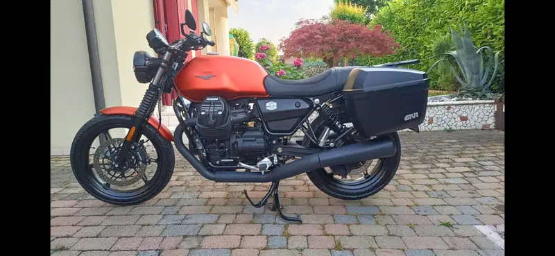 Moto Guzzi V7 Stone Centenario (2021 - 22) (2)