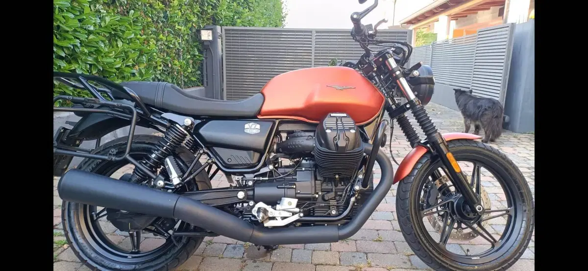 Moto Guzzi V7 Stone Centenario (2021 - 22) (3)