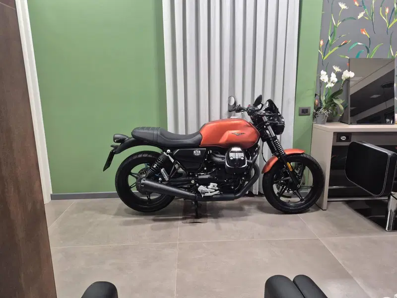 Moto Guzzi V7 Stone Centenario (2021 - 22) (5)