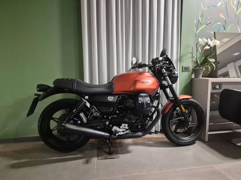 Moto Guzzi V7 Stone Centenario (2021 - 22) (7)