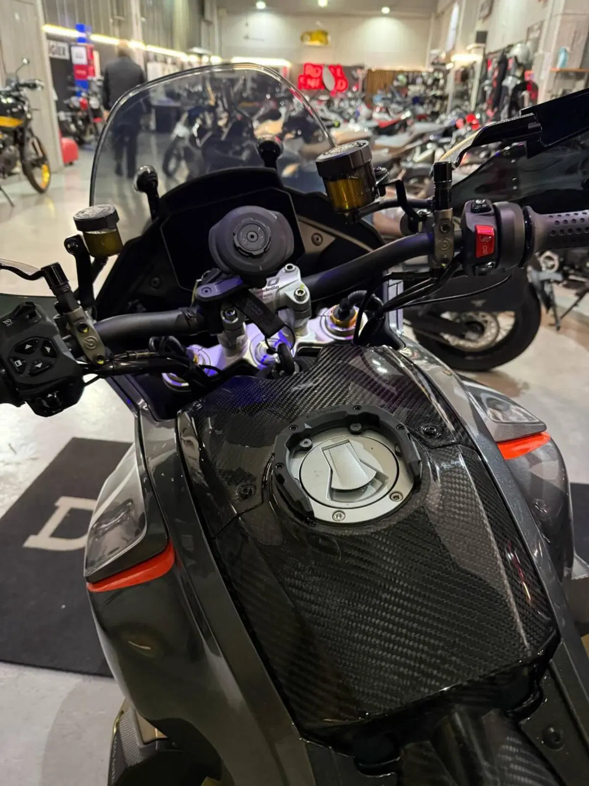Moto Guzzi V100 Mandello S (2022 - 24) (10)