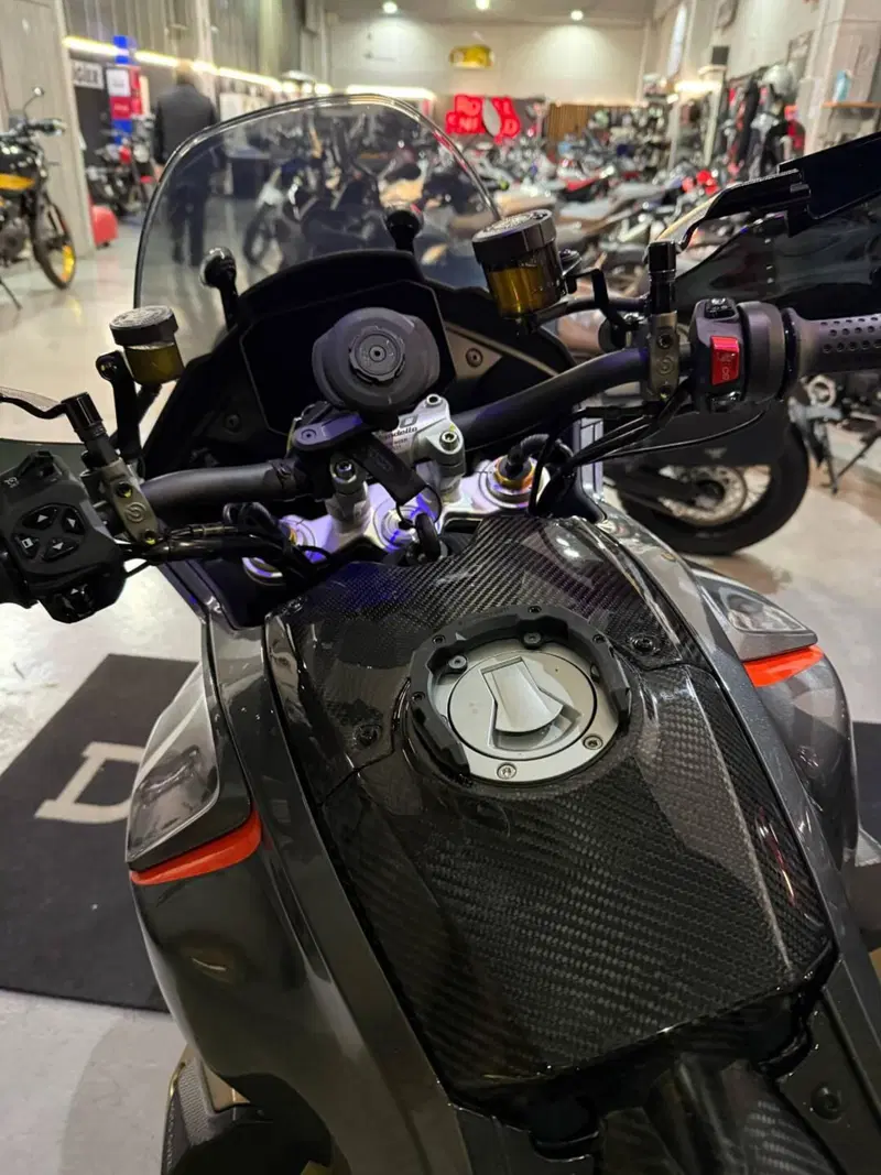 Moto Guzzi V100 Mandello S (2022 - 24) (10)