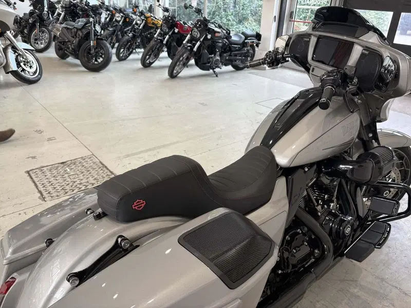 Harley-Davidson CVO Street Glide (2023) (5)