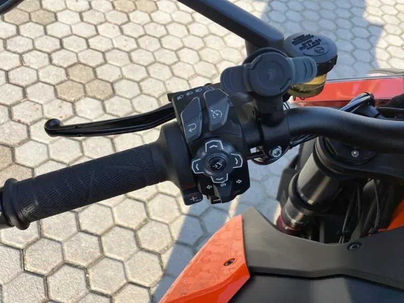 KTM 1290 Super Duke R (2021) (9)