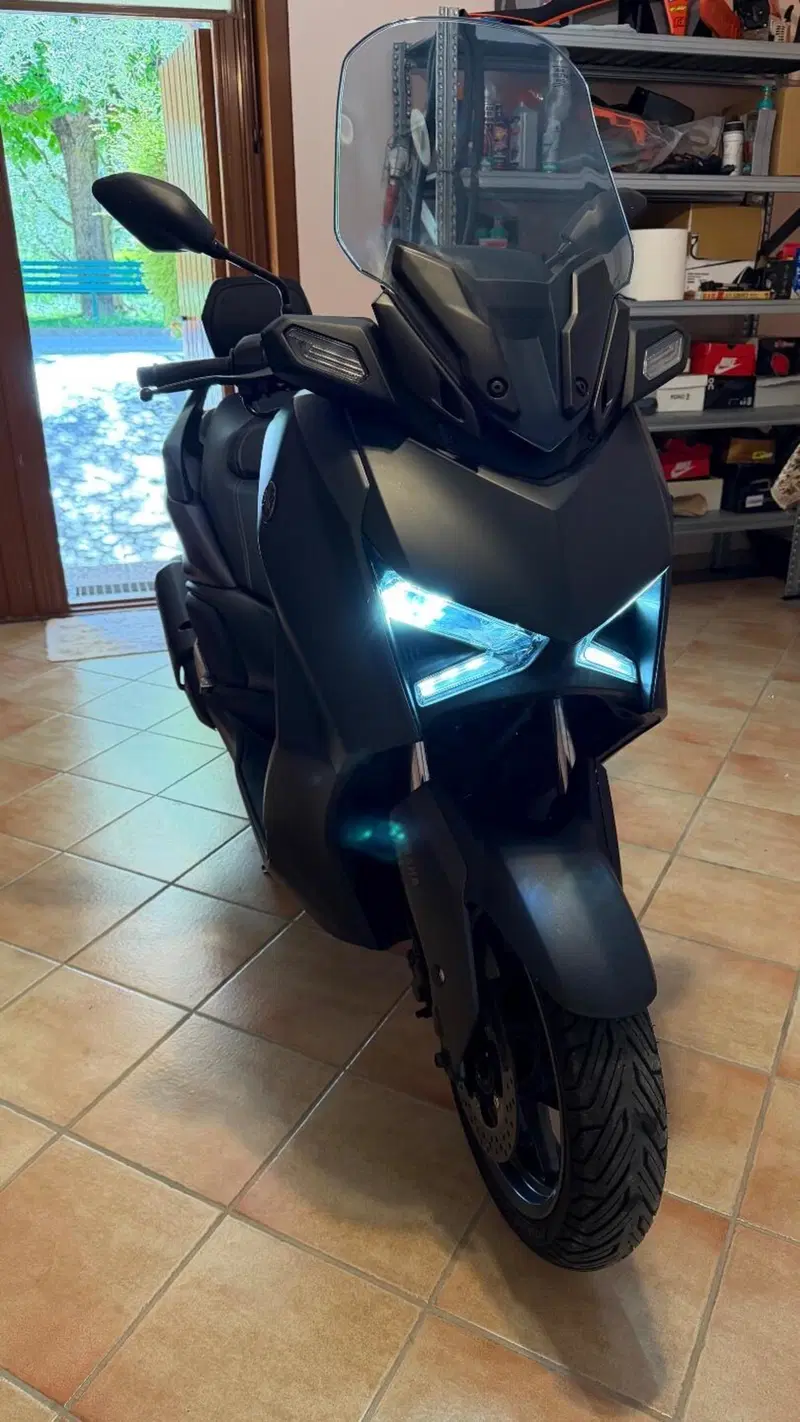 Yamaha X-Max 300 (2021 - 24) (2)