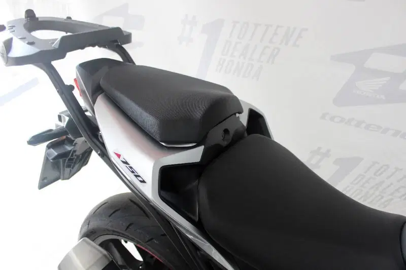 Honda CB 750 Hornet (2025) (5)