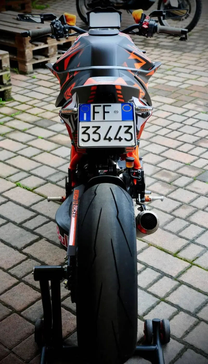 KTM 1290 Super Duke RR (2023) (12)