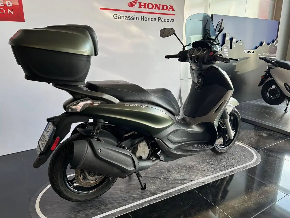 Piaggio Beverly 350 SportTouring ie ABS (2011 - 17) (2)