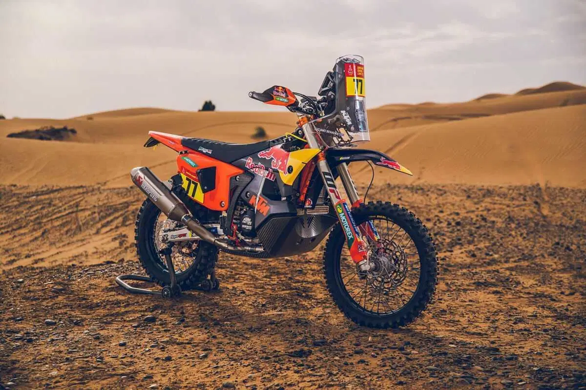 KTM 450 Rally Replica 2027: ecco quanto costa mettersi il deserto in garage [GALLERY]