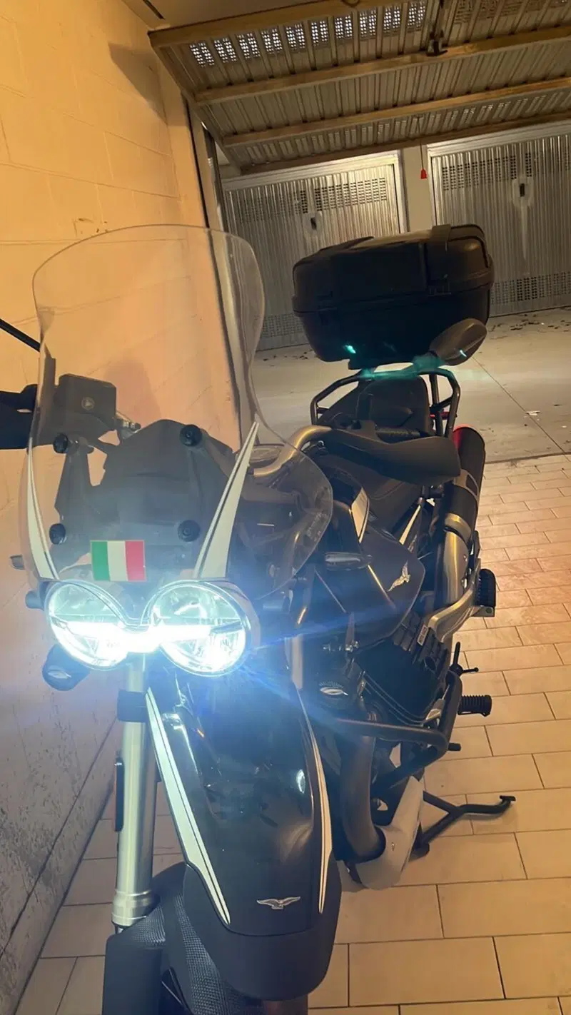 Moto Guzzi V85 TT Guardia d'Onore (2022 - 23) (7)