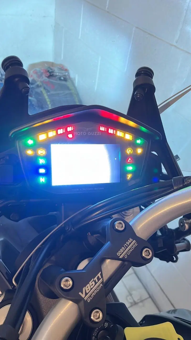 Moto Guzzi V85 TT Guardia d'Onore (2022 - 23) (9)