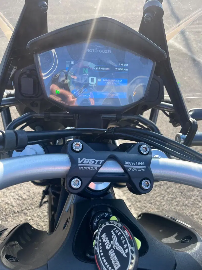 Moto Guzzi V85 TT Guardia d'Onore (2022 - 23) (10)