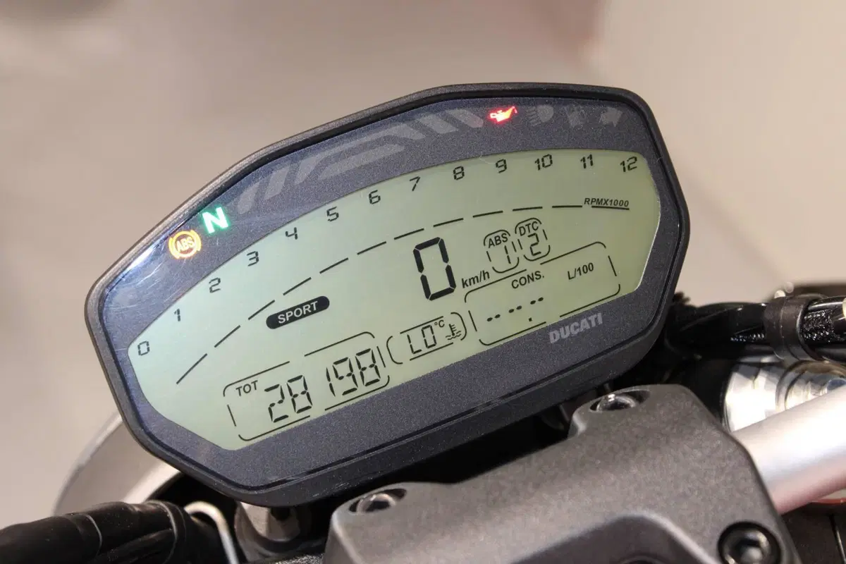 Ducati Monster 821 Stripe ABS (2015 - 17) (6)