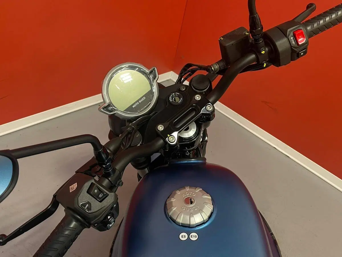 Moto Guzzi V7 Stone (2025 - 26) (9)
