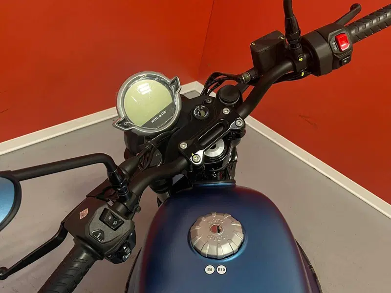 Moto Guzzi V7 Stone (2025 - 26) (9)