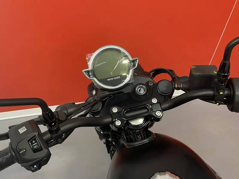 Moto Guzzi V7 Stone (2025 - 26) (5)