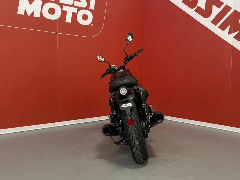 Moto Guzzi V7 Stone (2025 - 26) (9)