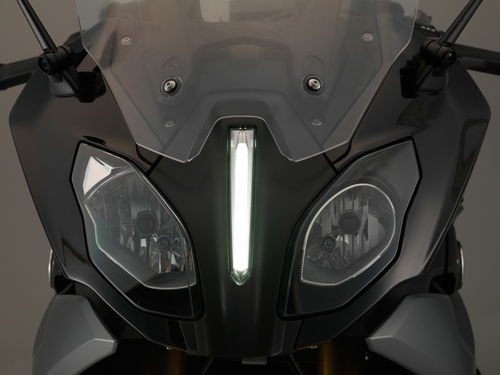 Il faro diurno a LED in mezzo allo sguardo asimmetrico della BMW R1200RS