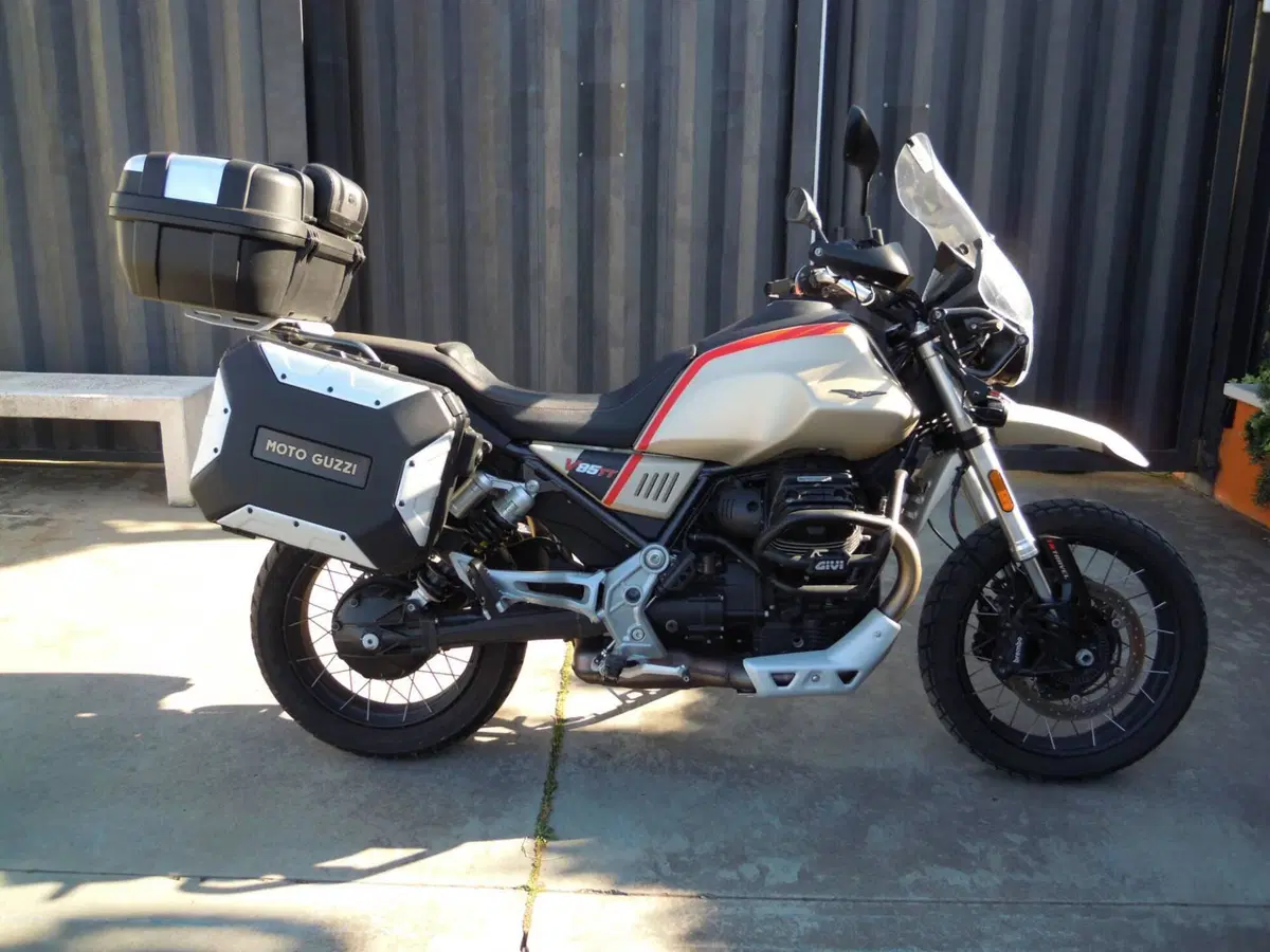 Moto Guzzi V85 TT Travel (2021 - 23) (2)