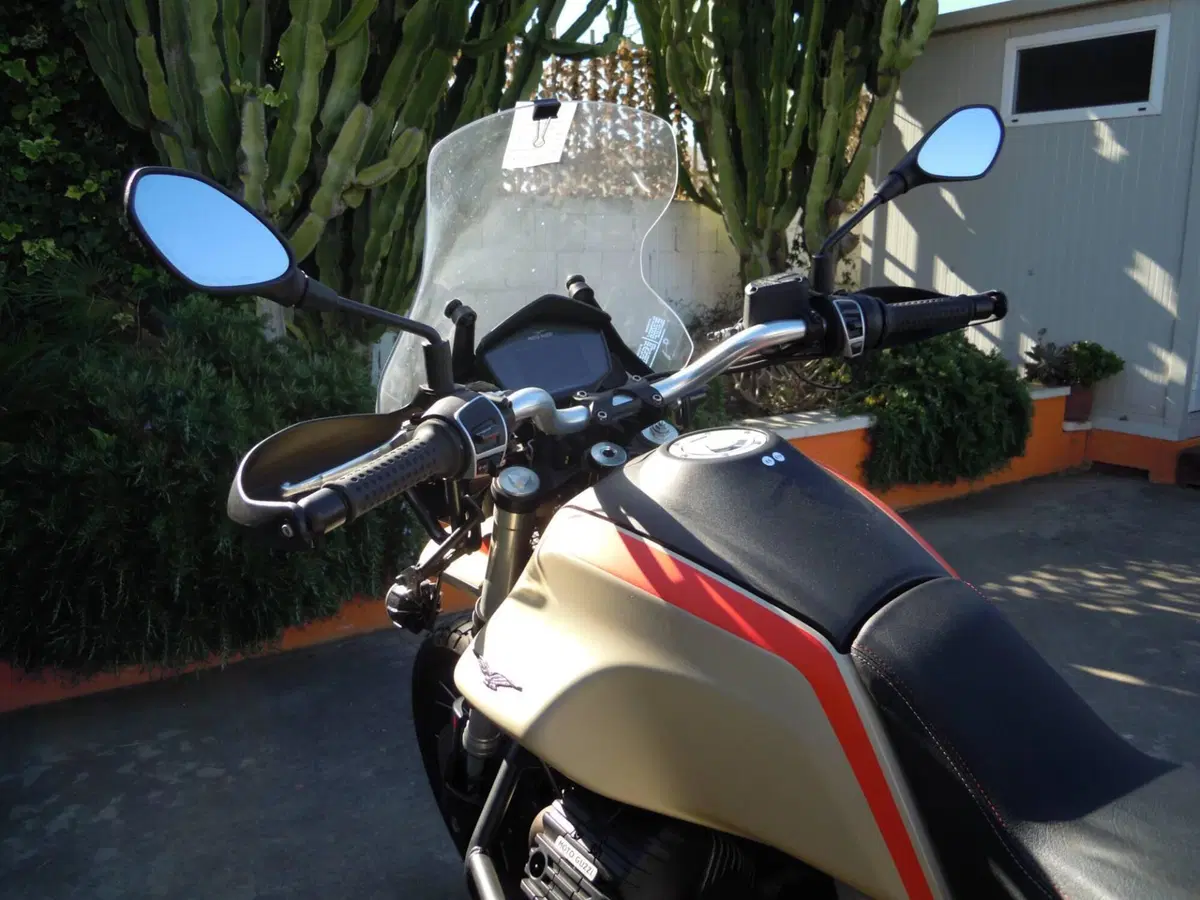 Moto Guzzi V85 TT Travel (2021 - 23) (8)