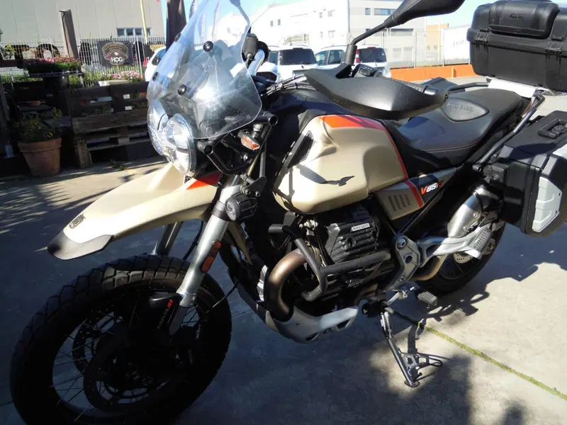 Moto Guzzi V85 TT Travel (2021 - 23) (9)