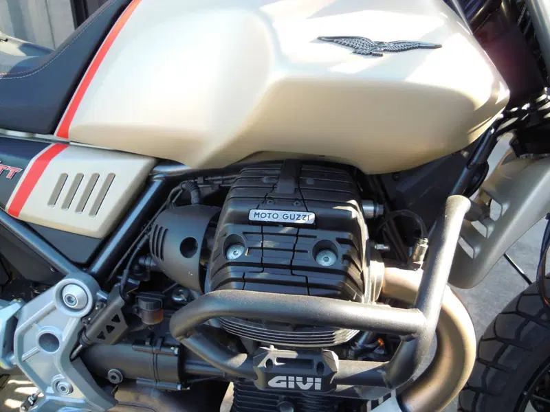 Moto Guzzi V85 TT Travel (2021 - 23) (11)