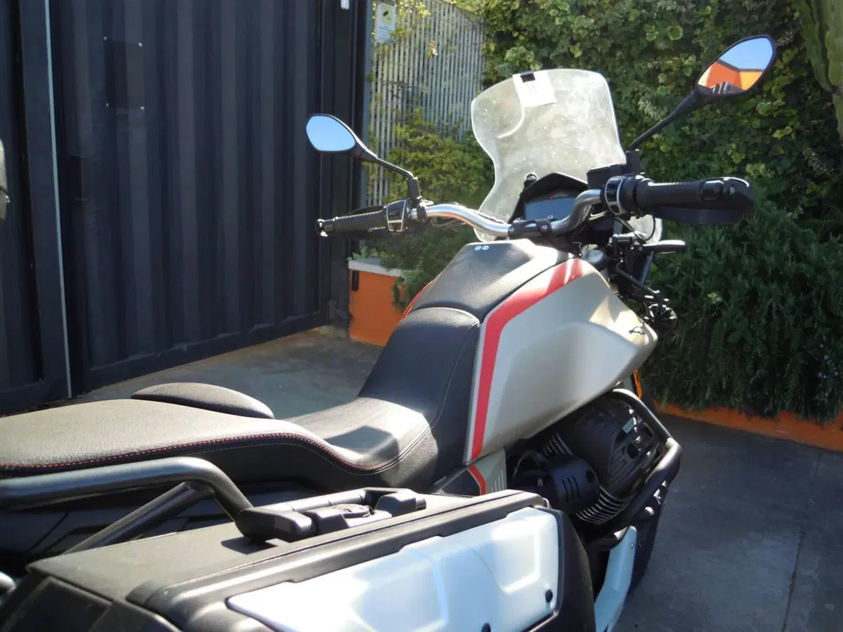 Moto Guzzi V85 TT Travel (2021 - 23) (12)