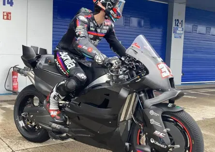 Aprilia debutta in pista con la nuova 850 cc: Savadori a Jerez in sella al prototipo 2027 [VIDEO e GALLERY]