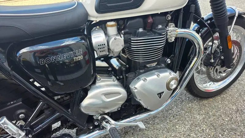 Triumph Bonneville T120 (2021 - 25) (7)
