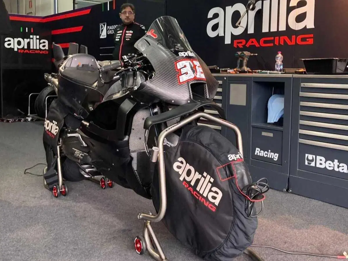 MotoGP 2026. Aprilia debutta in pista con la nuova 850 cc: Lorenzo Savadori a Jerez in sella al prototipo 2027 [VIDEO]