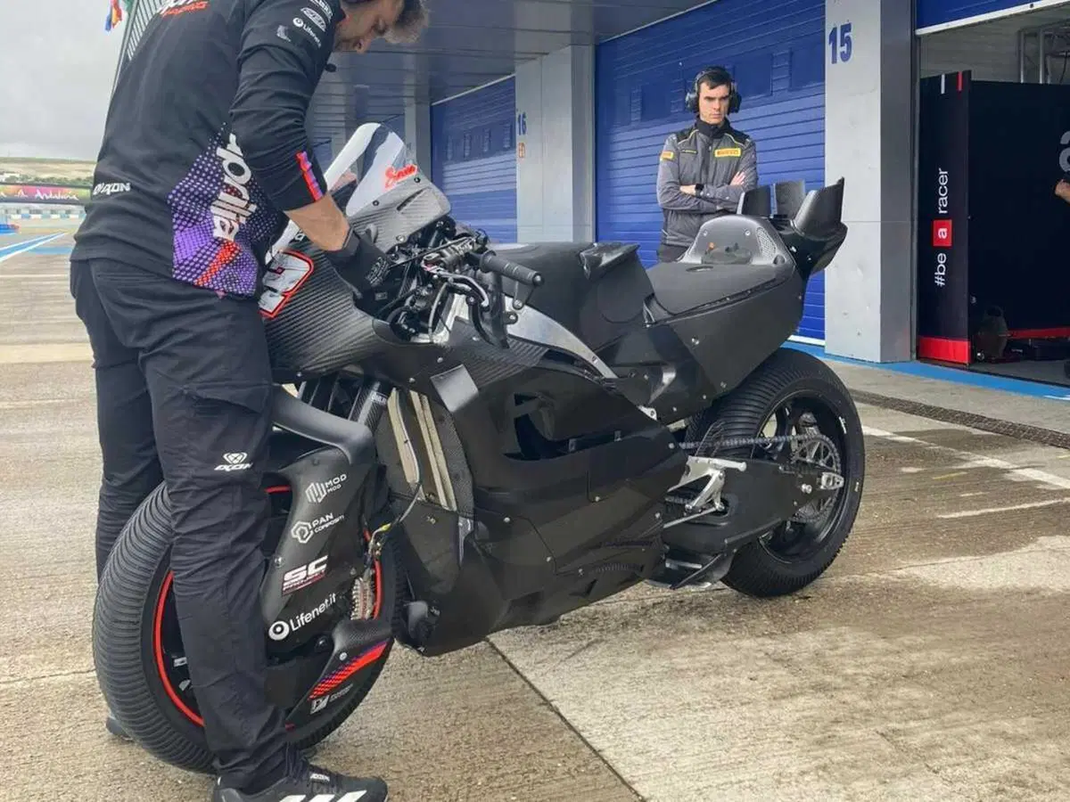 MotoGP 2026. Aprilia debutta in pista con la nuova 850 cc: Lorenzo Savadori a Jerez in sella al prototipo 2027 [VIDEO] (2)
