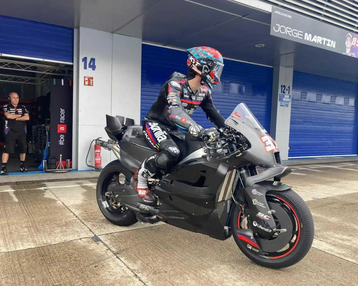 MotoGP 2026. Aprilia debutta in pista con la nuova 850 cc: Lorenzo Savadori a Jerez in sella al prototipo 2027 [VIDEO] (3)