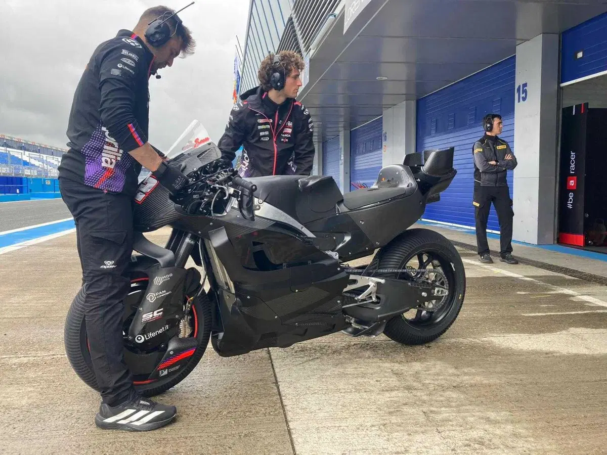 MotoGP 2026. Aprilia debutta in pista con la nuova 850 cc: Lorenzo Savadori a Jerez in sella al prototipo 2027 [VIDEO] (4)