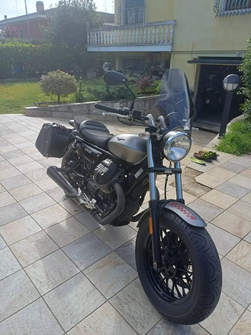 Moto Guzzi V9 Bobber (2018 - 20) (3)