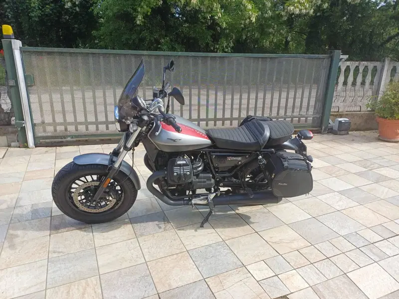Moto Guzzi V9 Bobber (2018 - 20) (2)