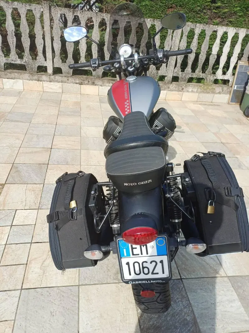 Moto Guzzi V9 Bobber (2018 - 20) (5)