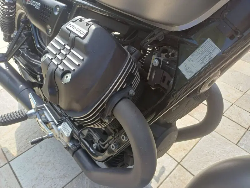 Moto Guzzi V9 Bobber (2018 - 20) (7)