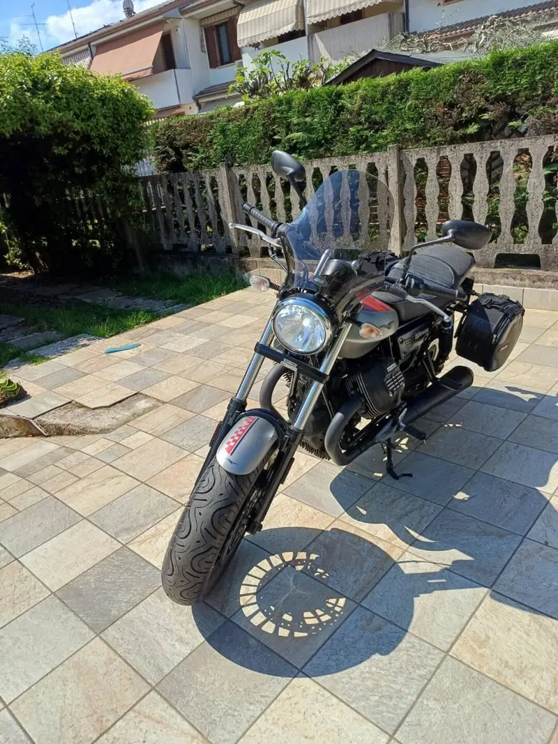 Moto Guzzi V9 Bobber (2018 - 20) (9)