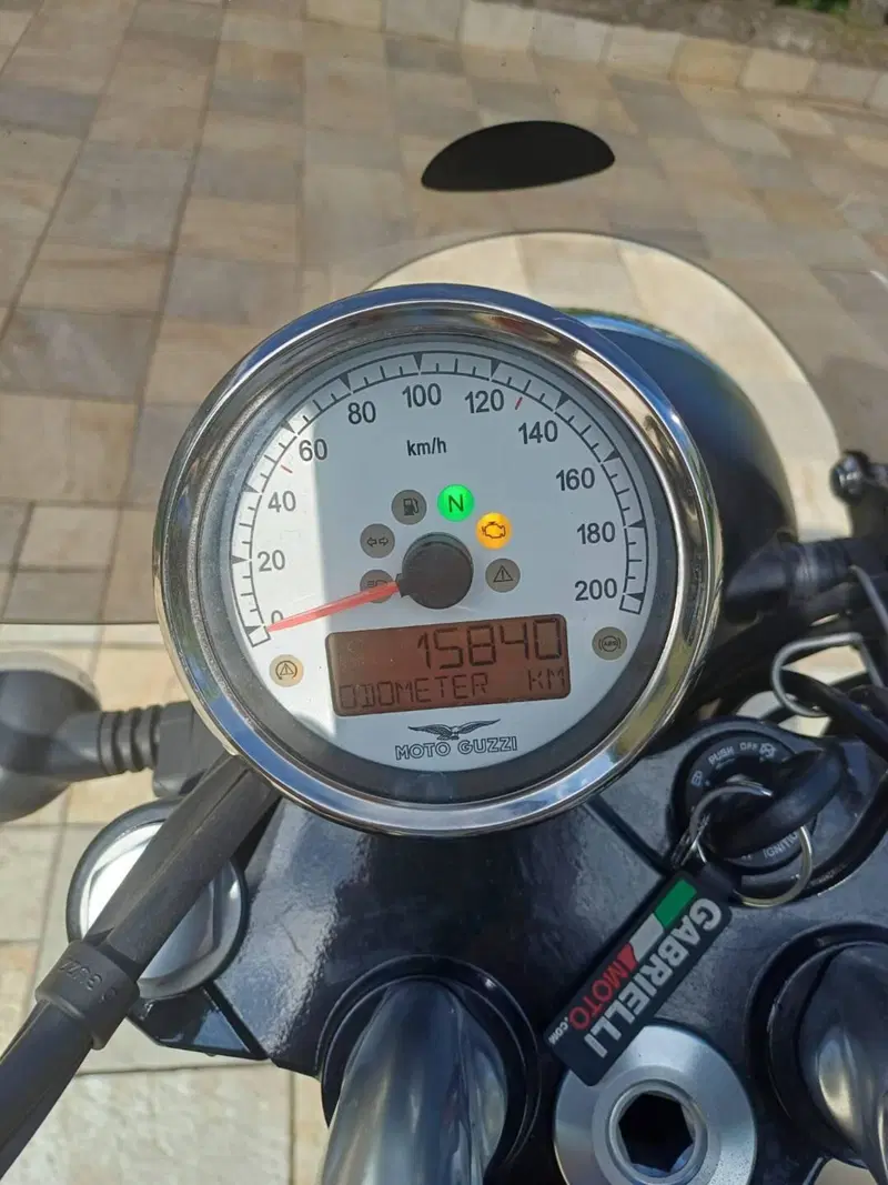 Moto Guzzi V9 Bobber (2018 - 20) (12)