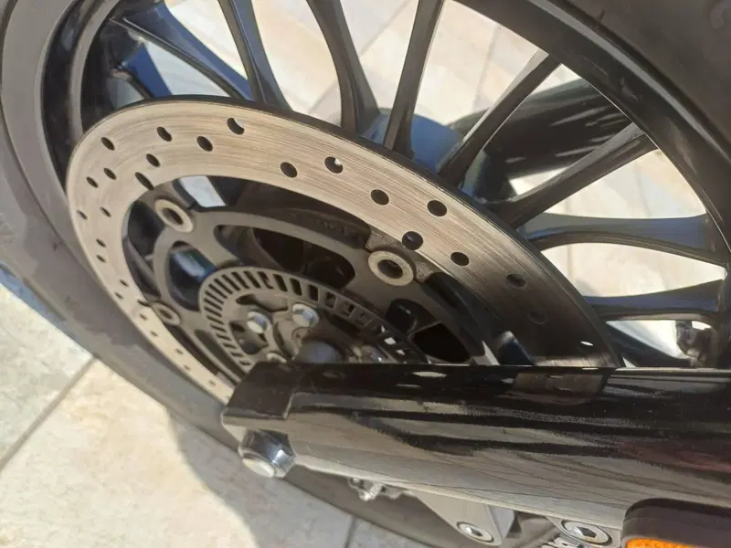 Moto Guzzi V9 Bobber (2018 - 20) (13)