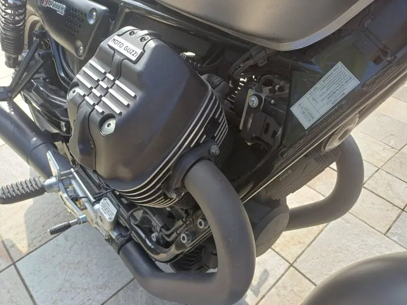 Moto Guzzi V9 Bobber (2018 - 20) (15)