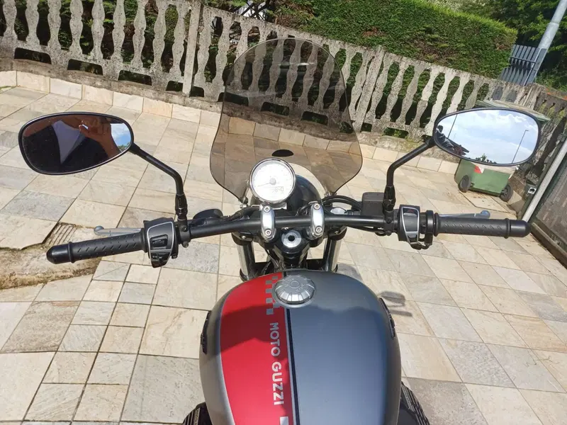 Moto Guzzi V9 Bobber (2018 - 20) (17)