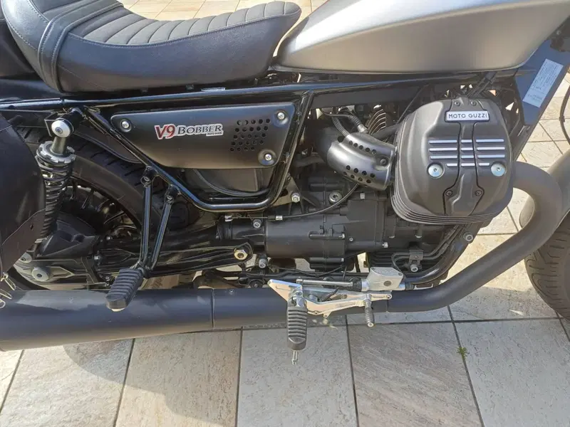 Moto Guzzi V9 Bobber (2018 - 20) (16)
