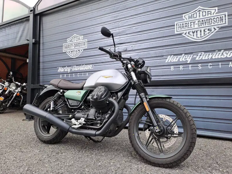 Moto Guzzi V7 Stone Centenario (2021 - 22) (2)