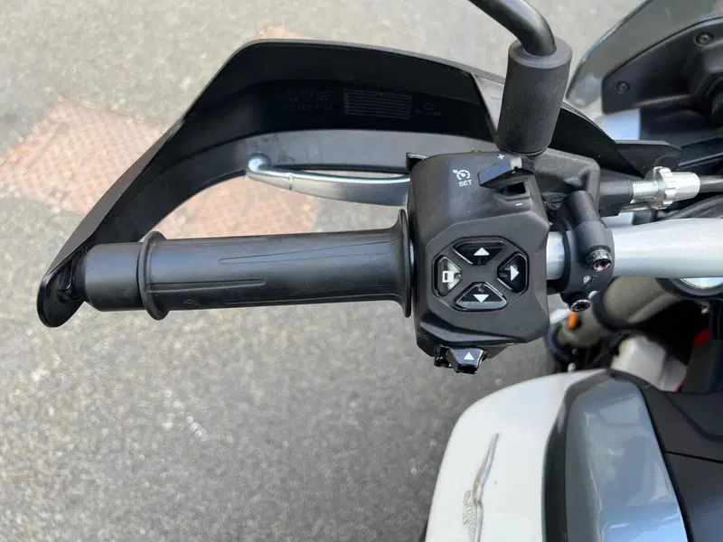 Moto Guzzi V85 TT (2024 - 26) (10)
