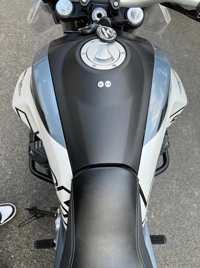 Moto Guzzi V85 TT (2024 - 26) (6)