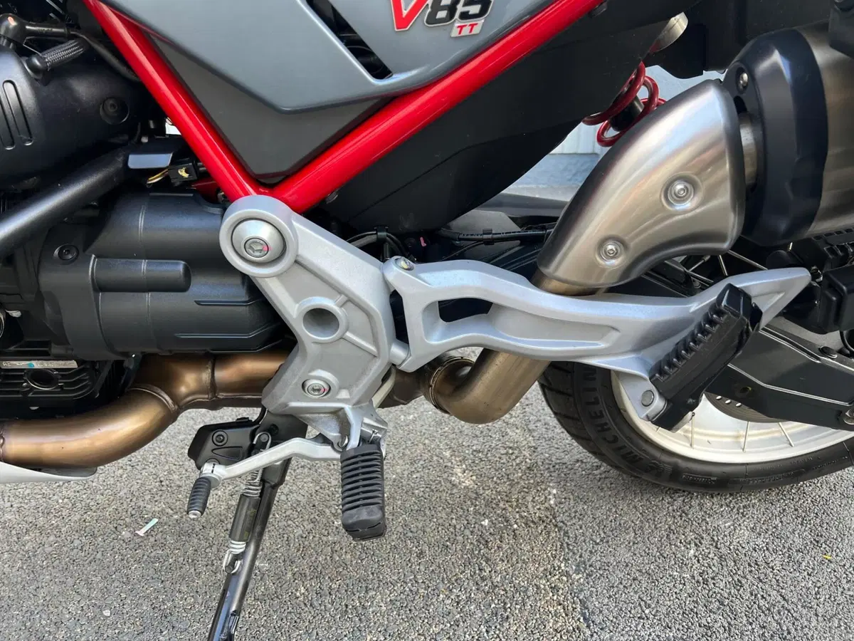 Moto Guzzi V85 TT (2024 - 26) (12)