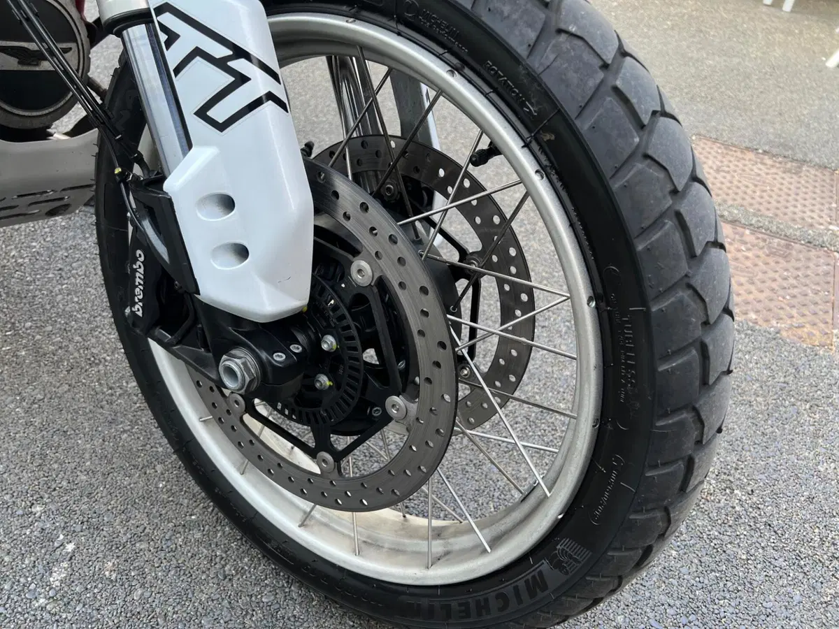 Moto Guzzi V85 TT (2024 - 26) (15)